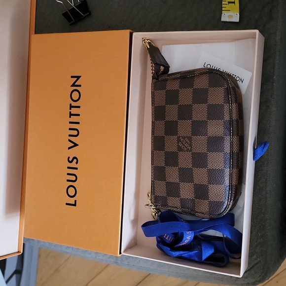 Louis Vuitton Box with ribbon and matching shopping bag - Picture 8 of 8